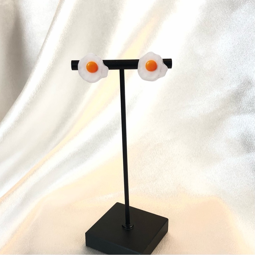 Egg stud earrings
